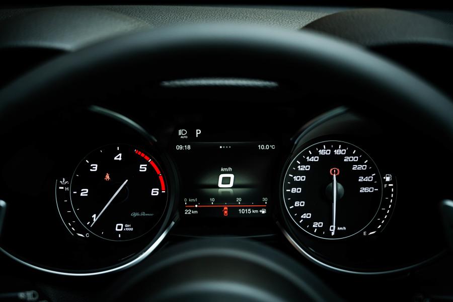 Панель приборов Alfa Romeo Stelvio (949) 2018 года  (JP) (фото 10 из 32)
